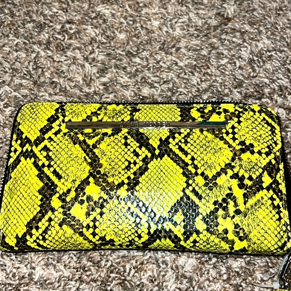 Steve Madden Accessories - Steve Madden NWOT wristlet
